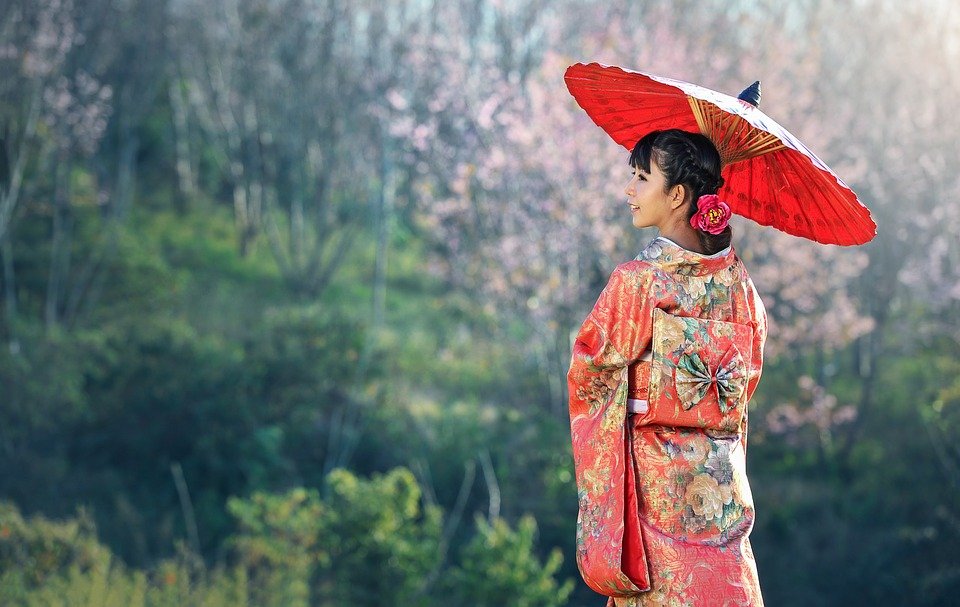 Mujer japonesa con el vestido tradicional de cerimonias