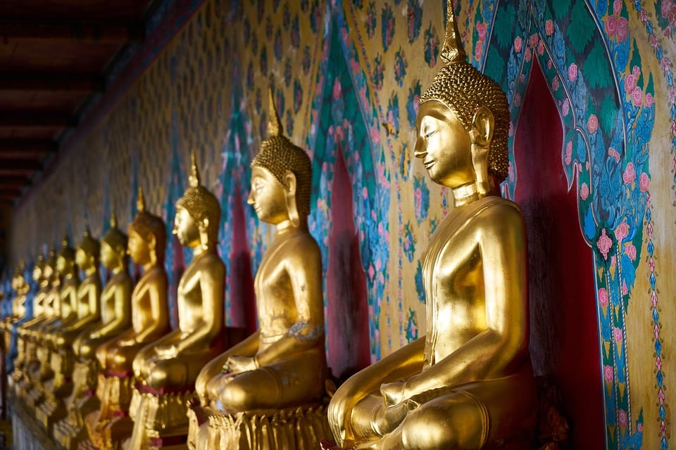 Estatua del oro de buda en Wat Arun