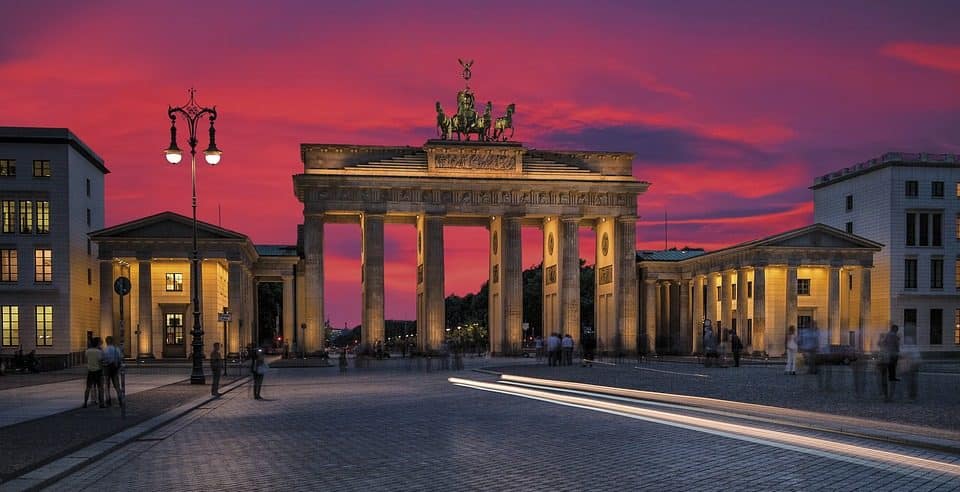 La majestuosa Puerta de Brandeburgo de Berlín al atardecer