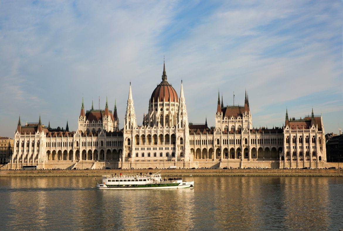 El edificio del Parlamento de Budapest a orillas del Danubio