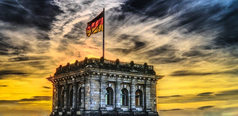 Bandera ondeante Alemana en el Bundestag