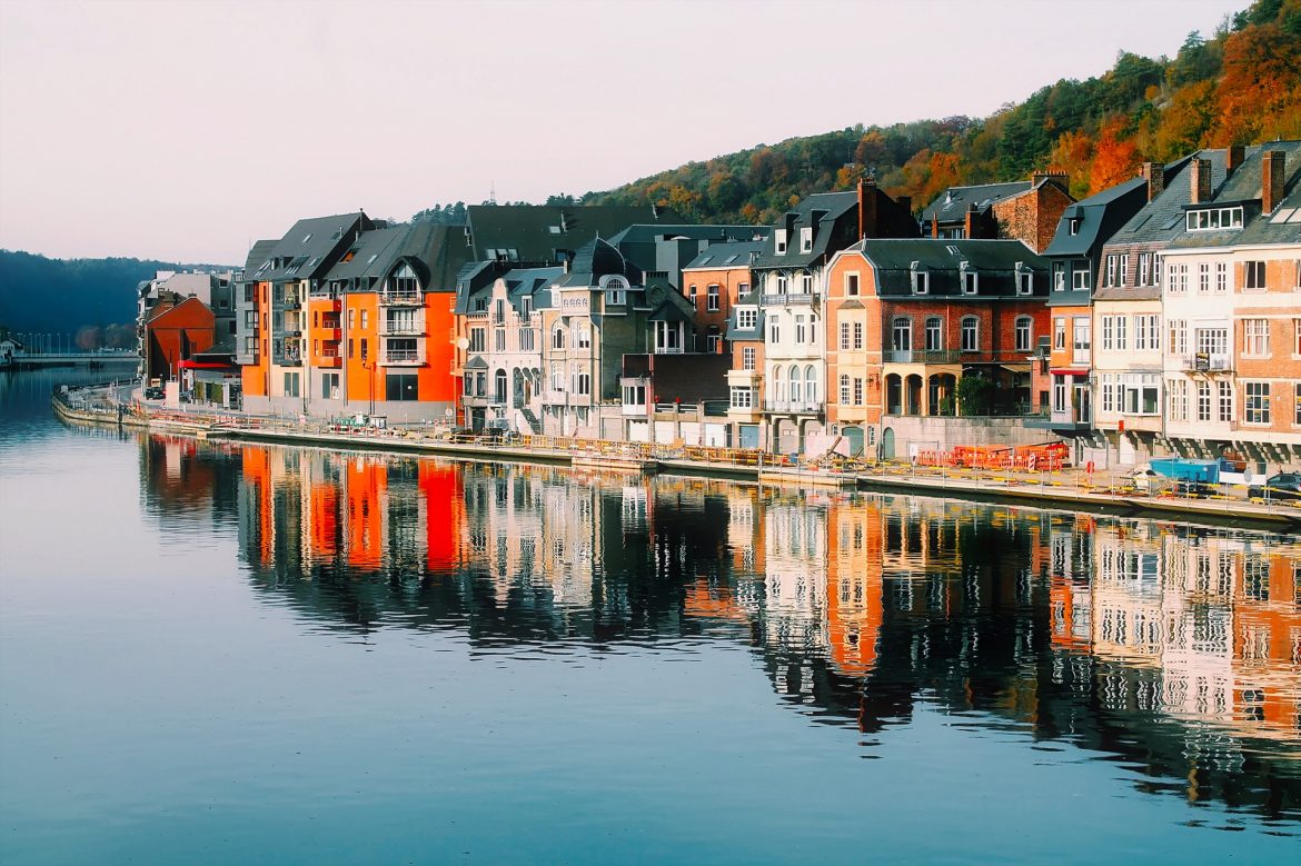 Casas adosadas frente a la riva en Bélgica