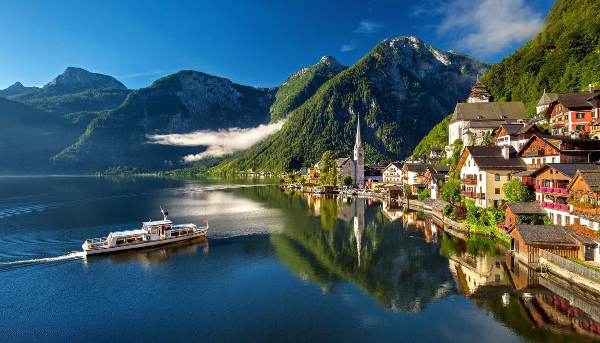 Municipio de Hallstatt y lago Bergsee en Austria