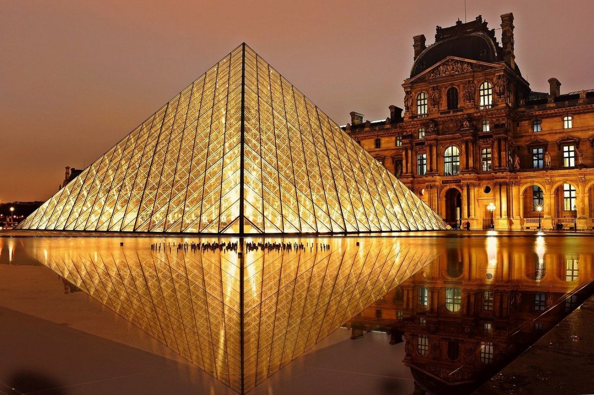 Pirámide de cristal en la entrada del museo del Louvre en París