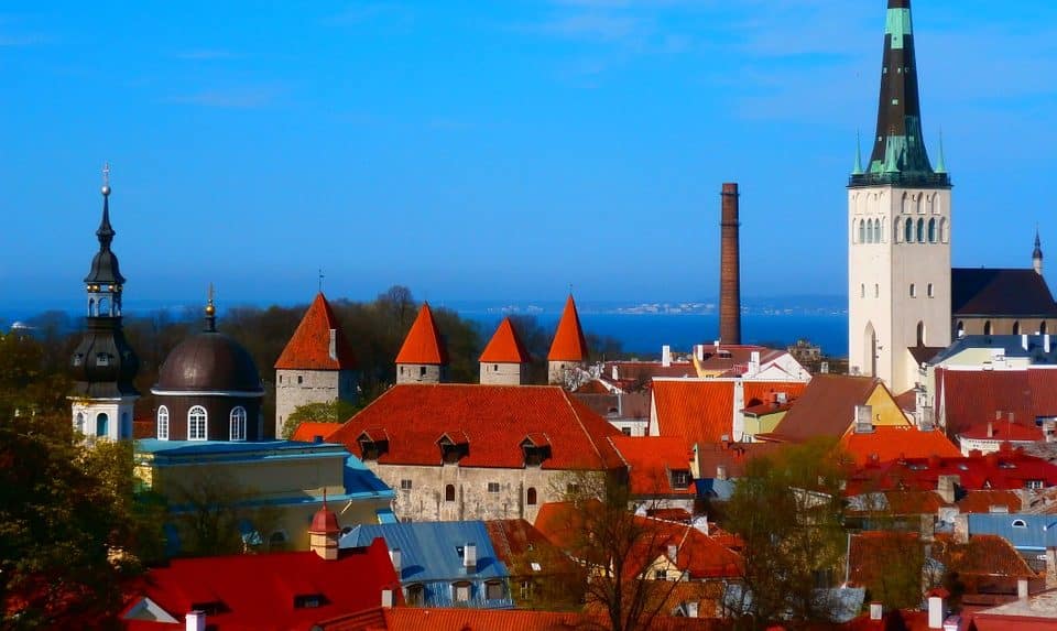 Tejados de teja roja típicos de Estonia