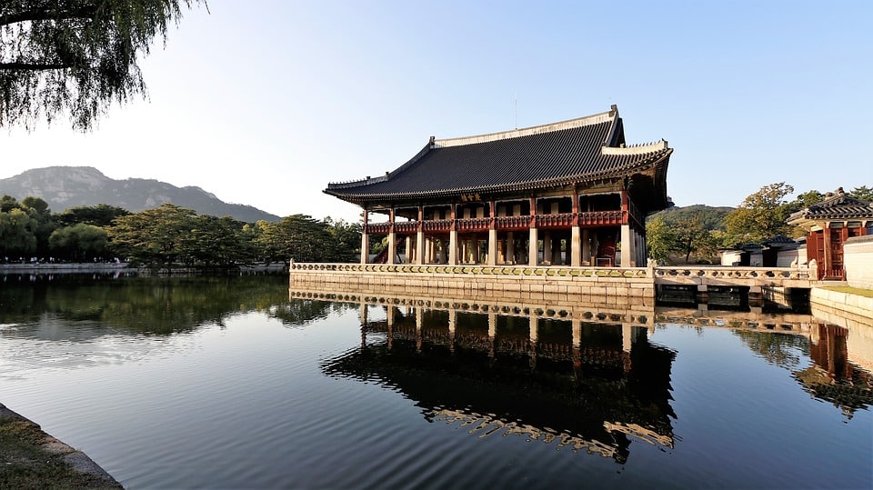 Jardines y lagos en el Palacio Gyeongbokgung uno de los "cinco palacios de Seúl"