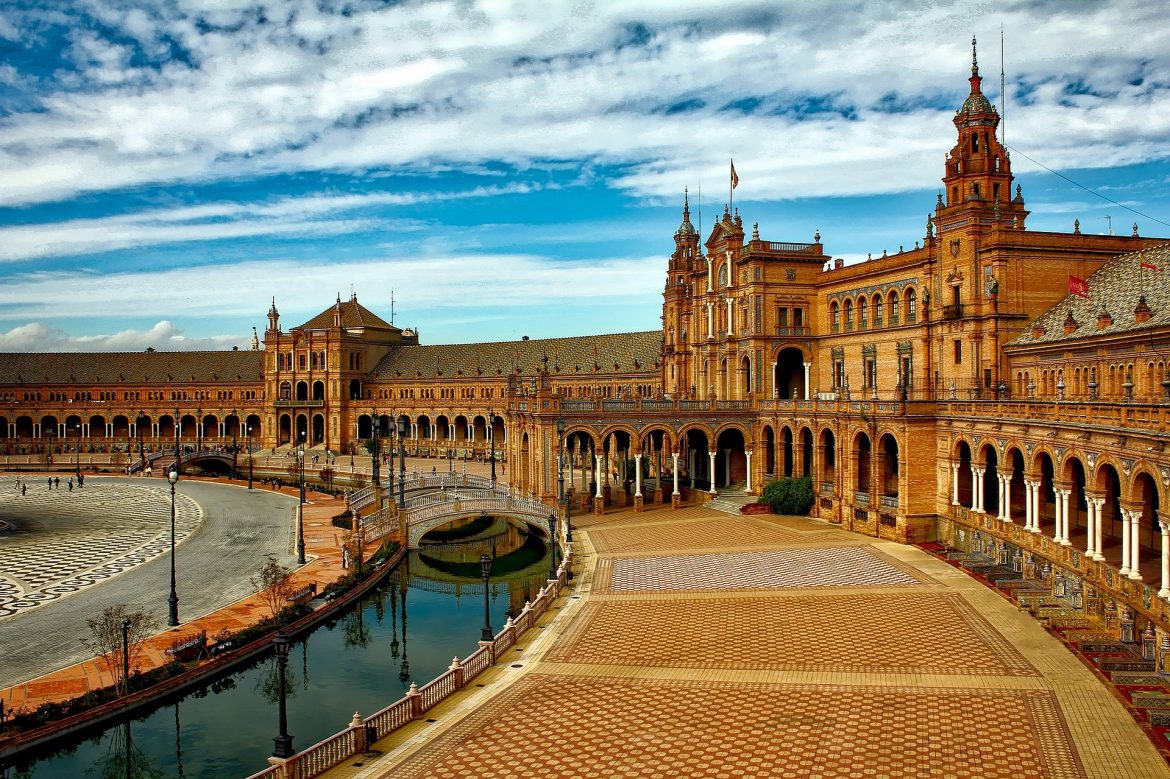 La joya de Sevilla, la Plaza España, donde constan todos los pueblos del país