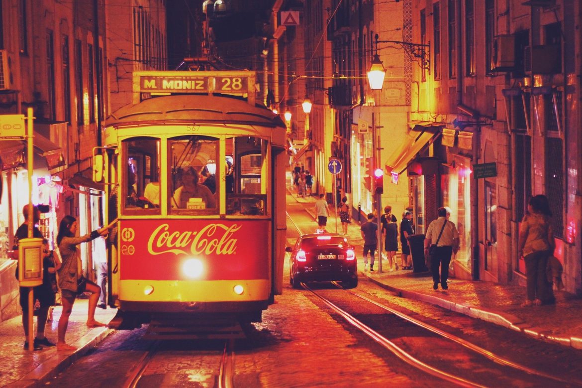 Tranvías y vida nocturna en la animada capital de Portugal