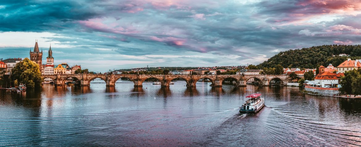 Panorámica espectacular de la ciuda de Praga, dividida por el río Moldova