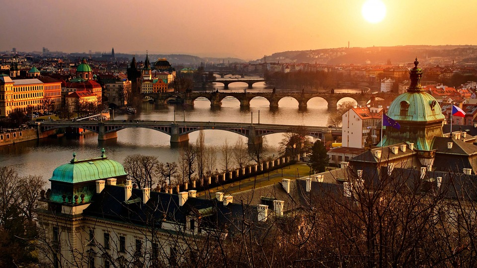 Panorámica de la ciuda de Praga y sus puentes sobre el río Moldova