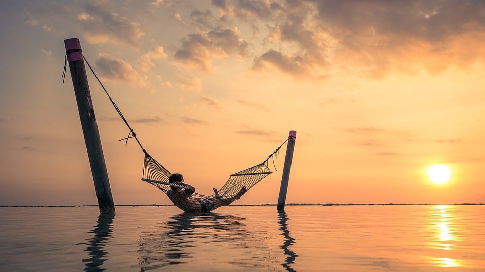 Disfrutando de la puesta del sol en Indonesia