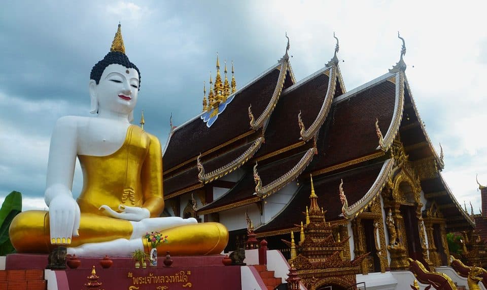 Buda en el templo de Wat Rajamontean