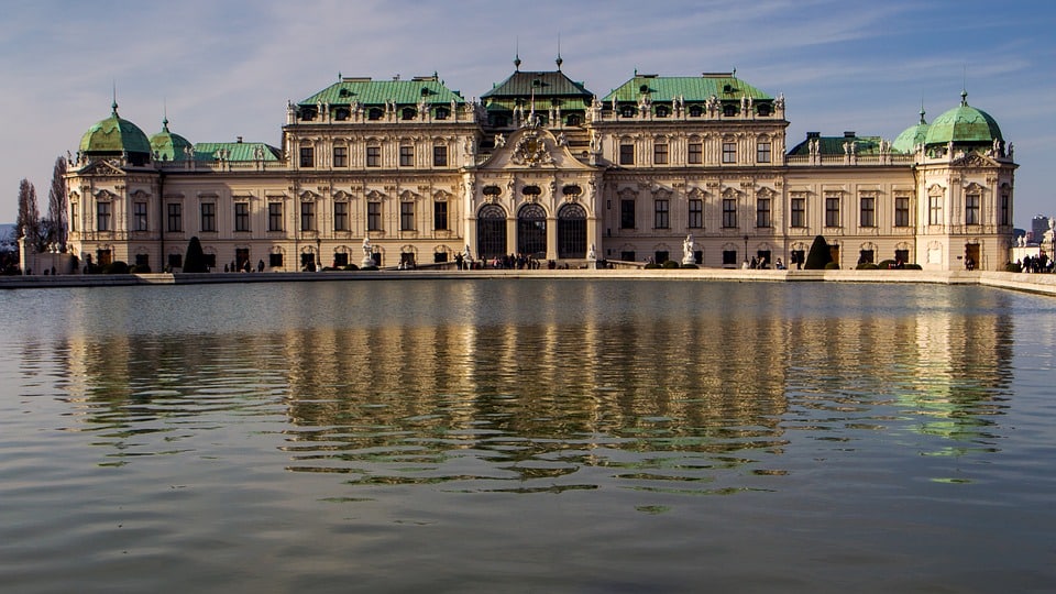 Vista frontal del Palacio Belvedere de Viena