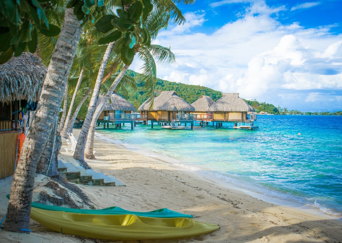 Bungalows en las aguas turquesa de Tahití