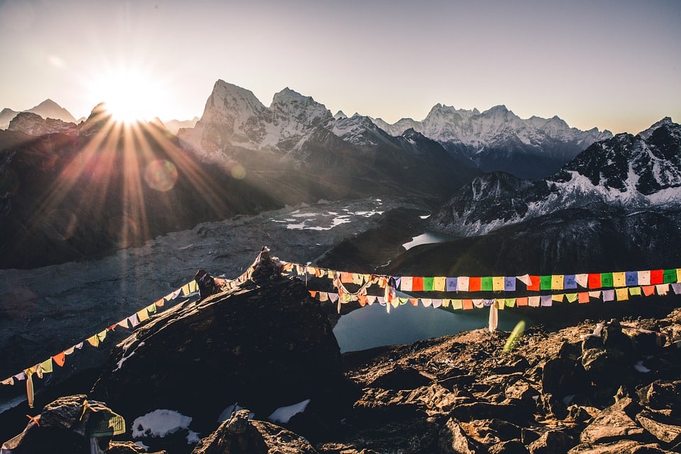 La cordillera del Himalaya, con las características banderas de pregaria budistas