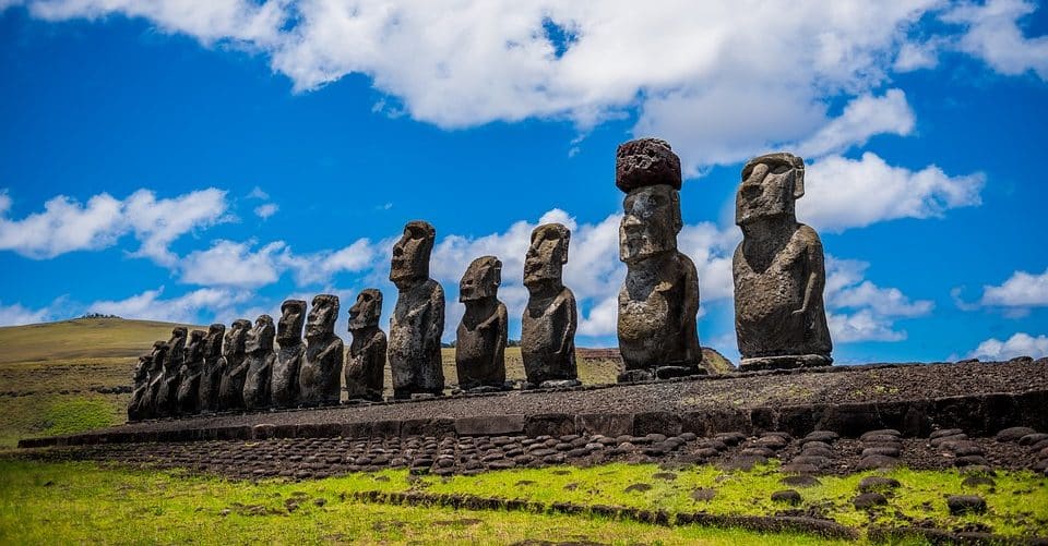 Moáis (esculturas ancestrales) de Rapa Nui o Isla de Pascua en Chile