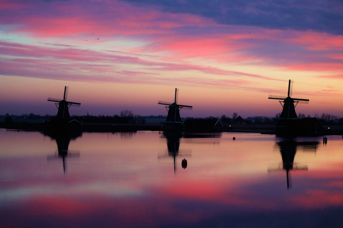 Atardecer con Molinos de viento en los Países Bajos