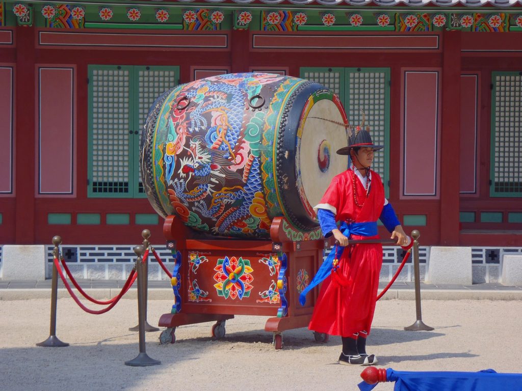 Tambor cerimonial y guardia en la fortaleza de Hwasong (Corea del Sur)