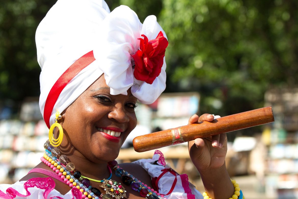 Mujer con todos los iconos de la cultura cubana !
