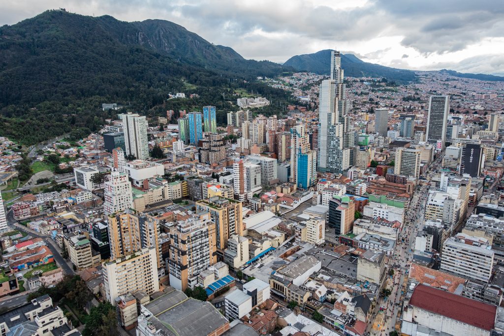 Vista aérea de Bogotá, inmensa capital de Colombia