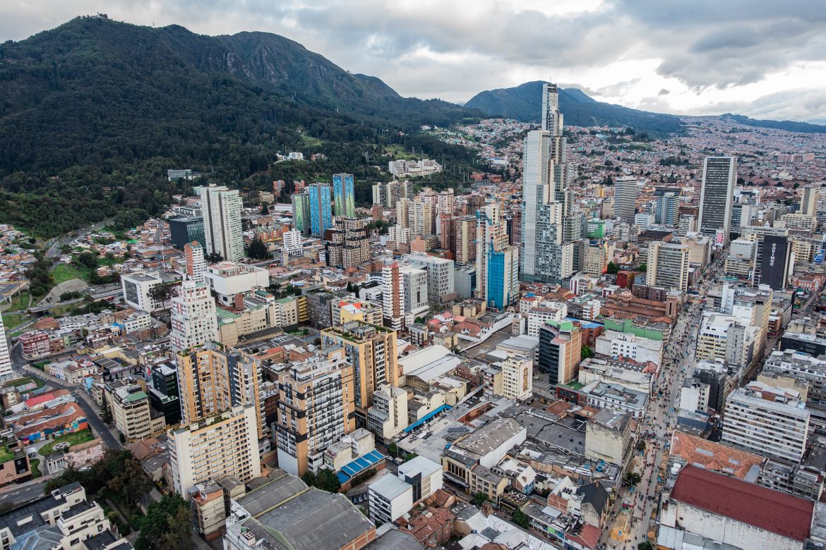 Vista aérea de Bogotá, inmensa capital de Colombia