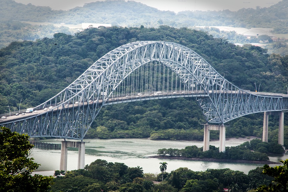 El Puente de Las Américas que conecta con la carretera Panamericana
