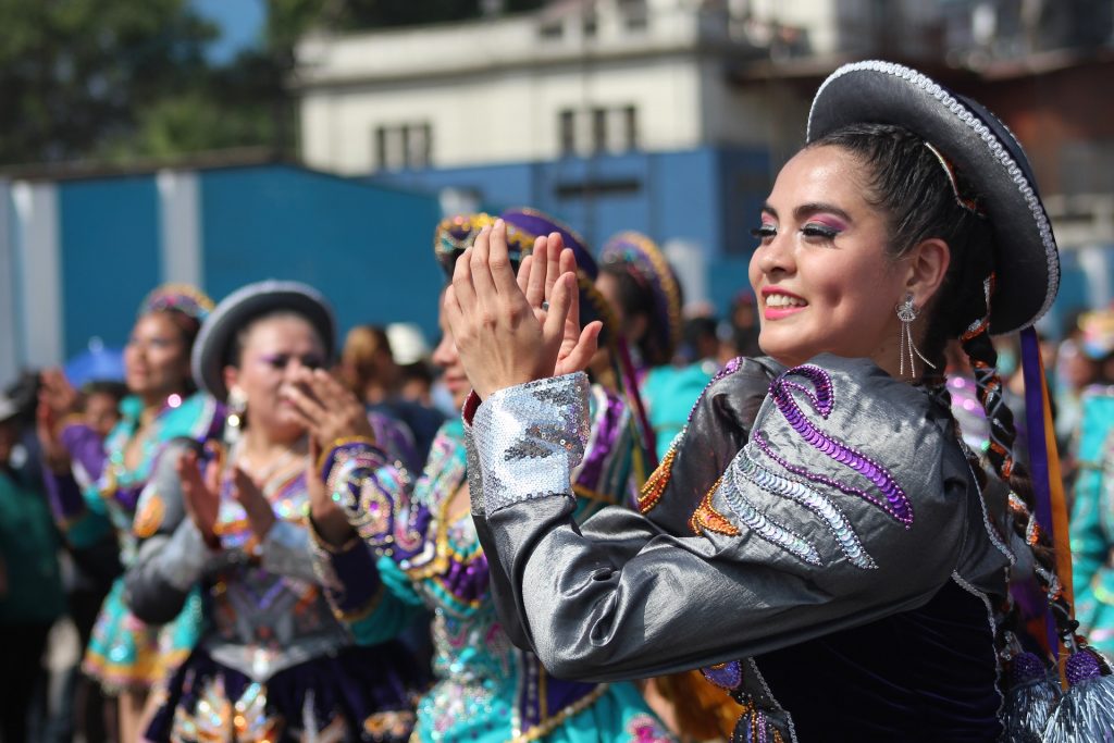 Bailes, vestidos coloridos y tradiciónes peruanas en las calles de Lima
