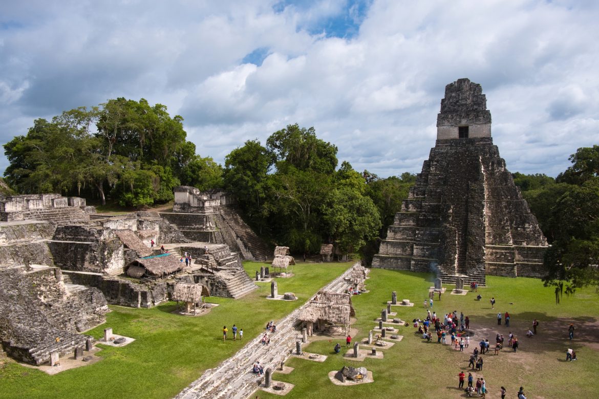 Ruinas mayas de Tikal en la selva guatemalteca