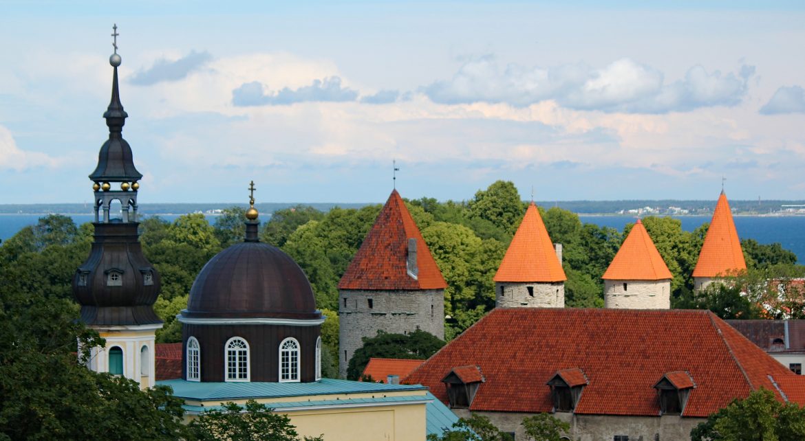 Los tejados de tejas coloridas típicos de Estonia