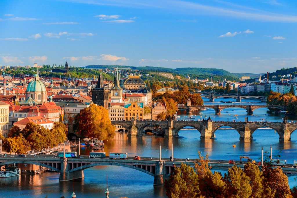 Panorámica de la ciudad de Praga y sus puentes sobre el río Moldava