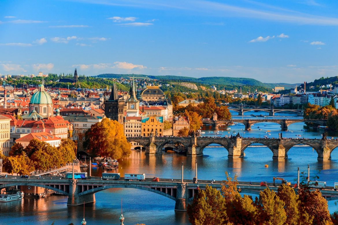 Panorámica de la ciudad de Praga y sus puentes sobre el río Moldava
