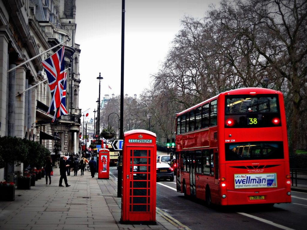 Todos los iconos de Londres en la misma foto, cabinas telefónicas rojas y autobuses de dos plantas