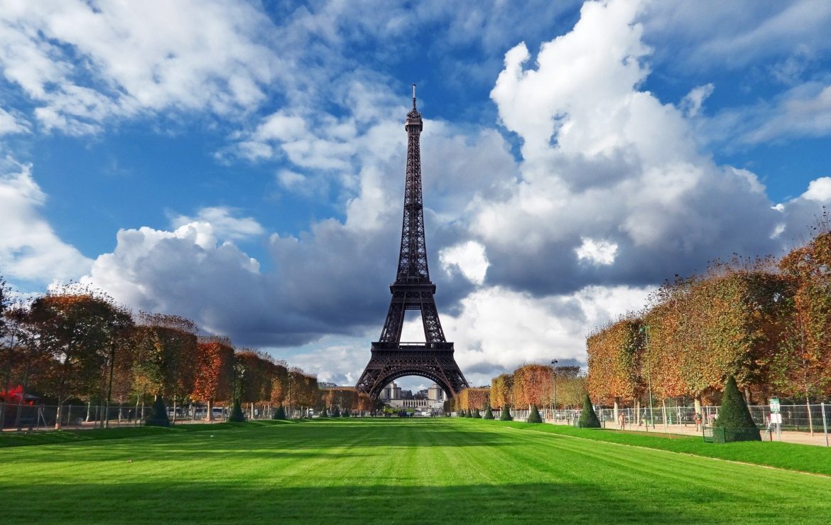 La emblemática Torre Eiffel de París y los campos Elíseos