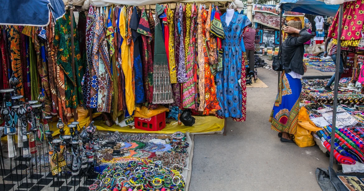 Túnicas y atuendos africanos en el Mercado Masái de Nairobi
