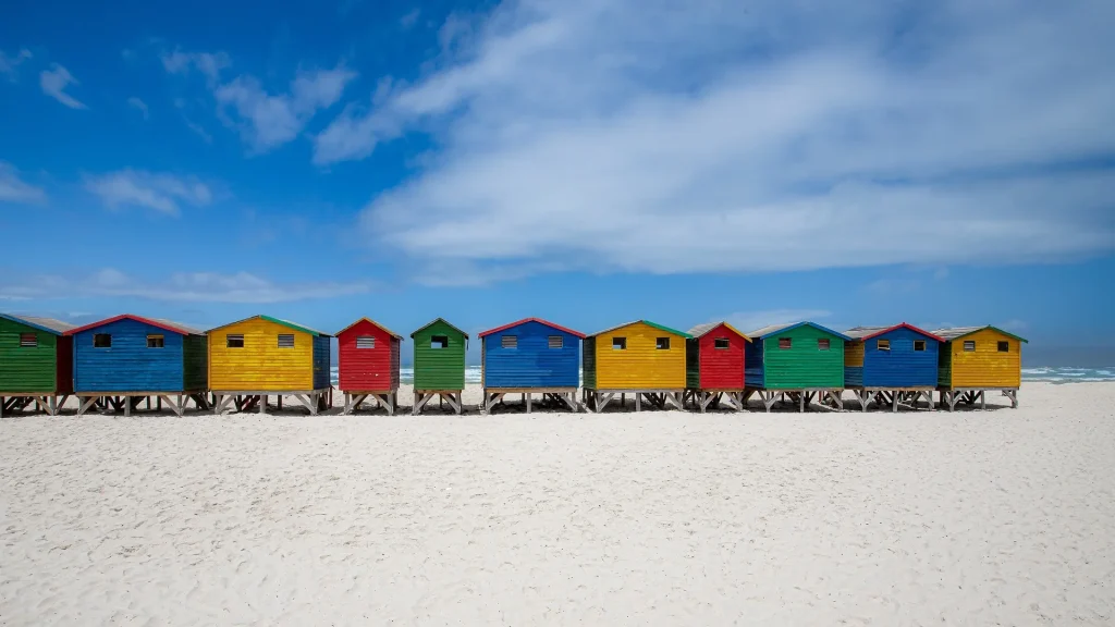 Casitas de colores en la playa de Muizenberg, en Ciudad del Cabo
