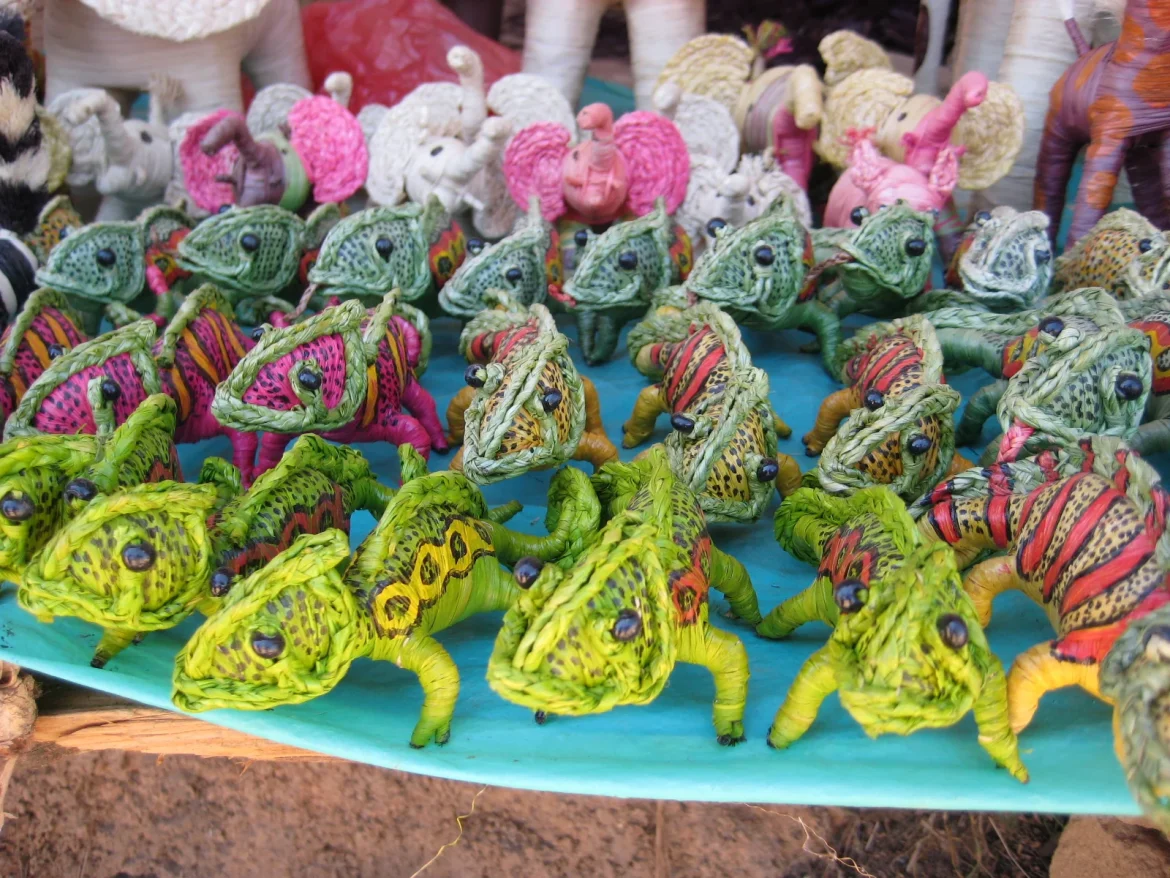 Figuritas artesanas hechas con hojas de la palmera Raphia