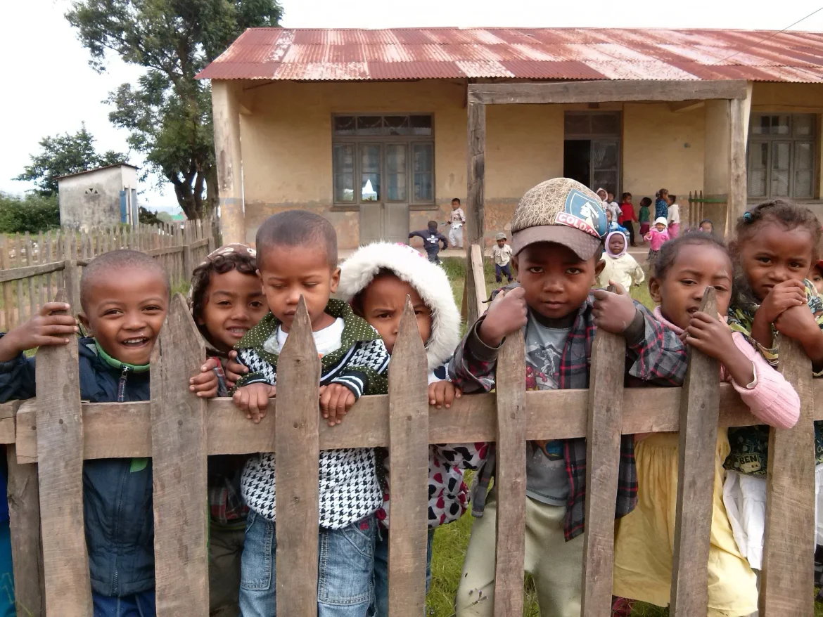 Escuela en una aldea rural de Madagascar