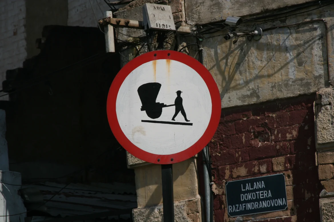 Curiosa señal de tráfico en las calles de Antananarivo